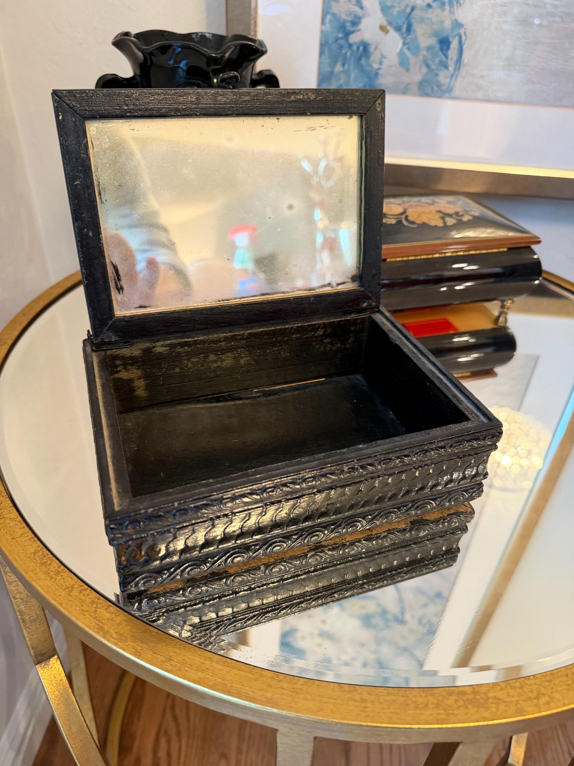 Black Wooden Keepsake Box with Reverse-Painted Glass Lid – Art Deco Silhouette Design