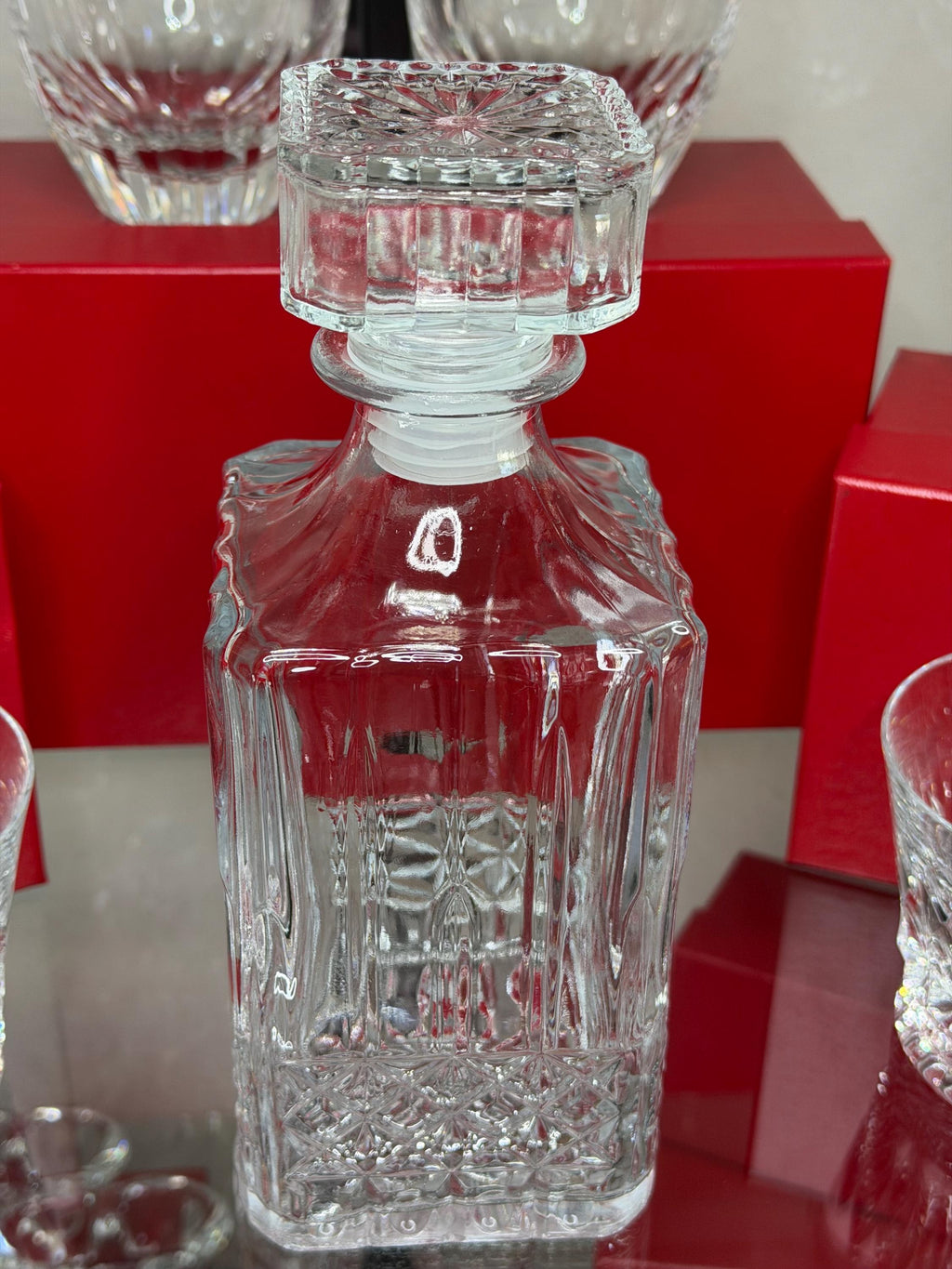 Glass Whiskey Decanter with Starburst Pattern Retro Barware Liquor Bottle with Stopper